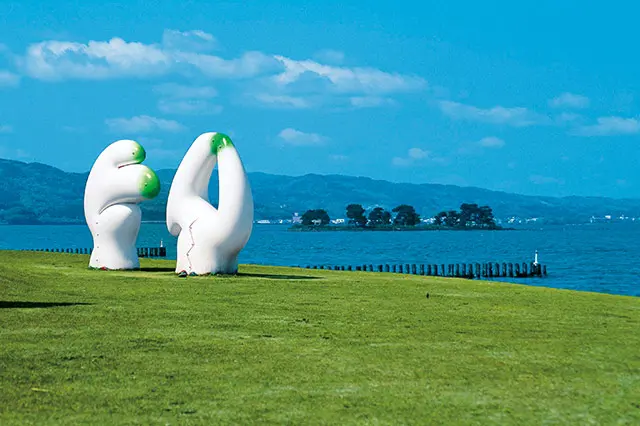 日本の夕陽百選」に選ばれた、水の都・松江と調和する美しいアート