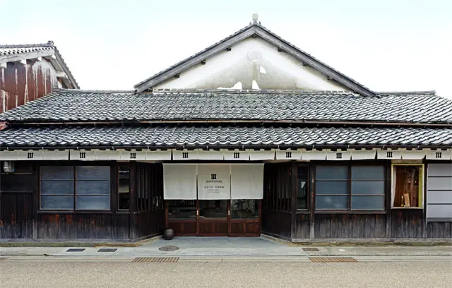出雲の街道の元造り酒屋で、「暮らすように旅行できる」宿！ 島根の
