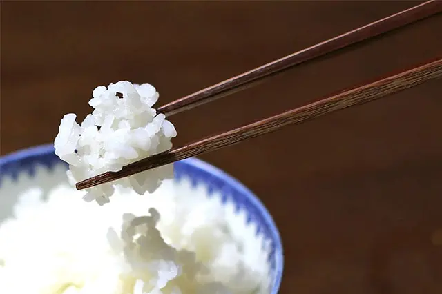 古民家の囲炉裏で百年以上もいぶされた竹がお箸になった！ 丈夫で