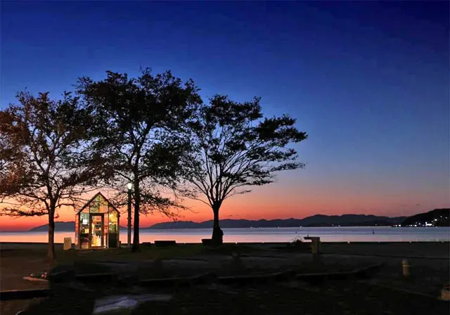 日本の夕日百選”の宍道湖が間近に！ 湖のほとりの絶景カフェ。【宍道湖