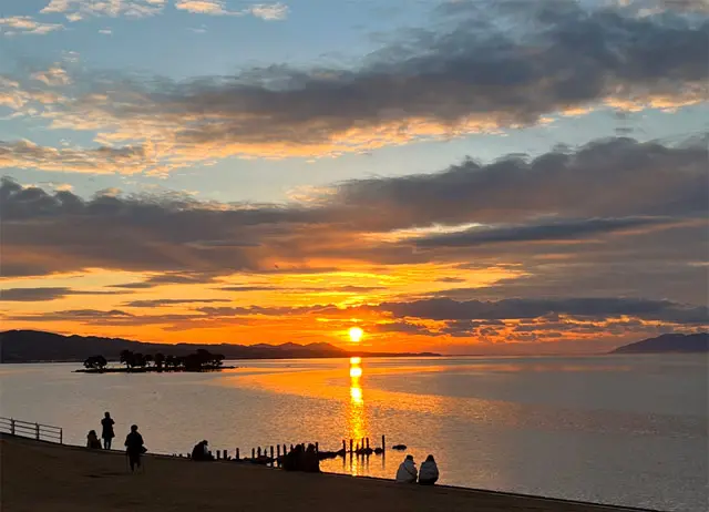 日本の夕日百選”の宍道湖が間近に！ 湖のほとりの絶景カフェ。【宍道湖