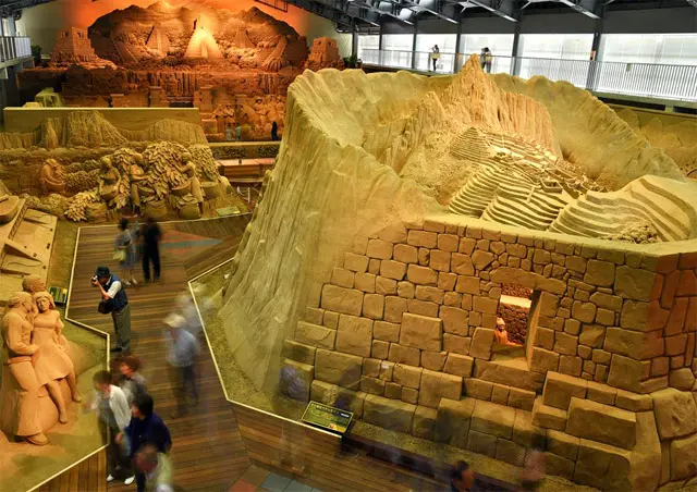 気分はまるで世界旅行！ アートな砂像で世界各地の歴史・文化・遺跡を