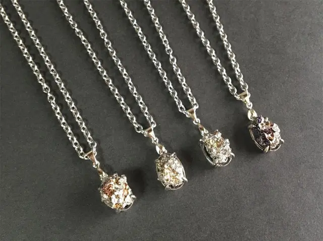 たたらの炎から生まれた「玉鋼」のアクセサリー！ 複雑な結晶の