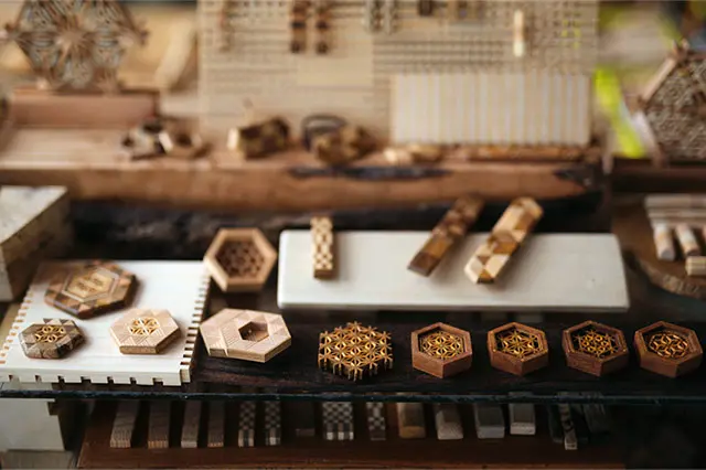 現代の名工”の「組子細工」が、美しいアクセサリーや組み立てキットに