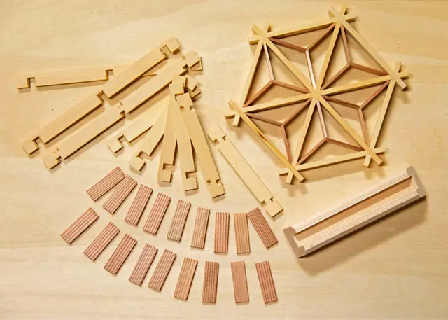 現代の名工”の「組子細工」が、美しいアクセサリーや組み立てキットに