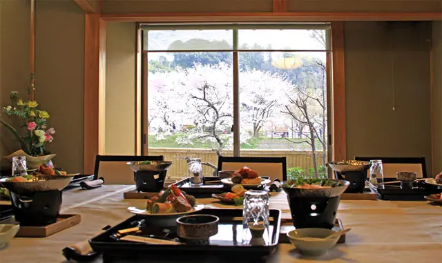 日本さくら名所100選”の桜並木が目の前！ 創作会席が評判の気さくな