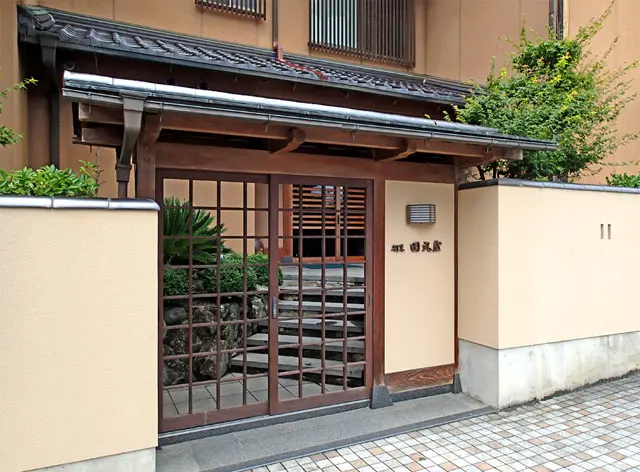 日本さくら名所100選”の桜並木が目の前！ 創作会席が評判の気さくな