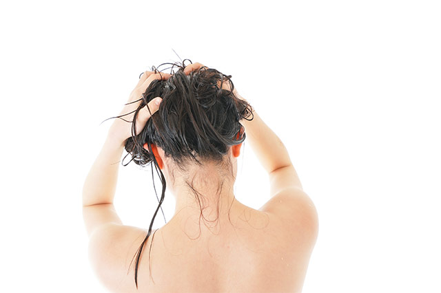 頭皮の状態も悪化…抜け毛が増える