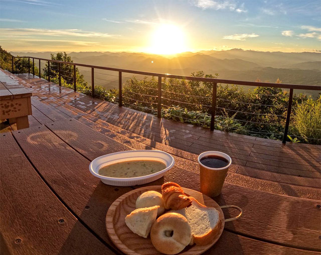 三瓶山の頂上で味わう「天空の朝ごはん」もあり！