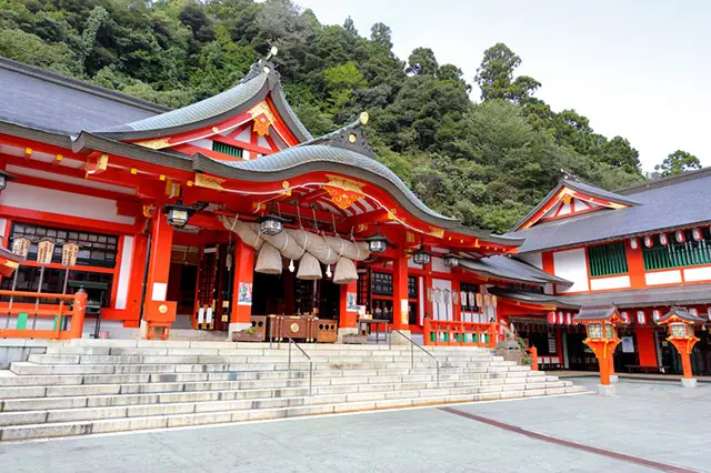 朱塗りの社殿が美しい「日本5大稲荷」のひとつ｜太皷谷稲成神社｜出雲