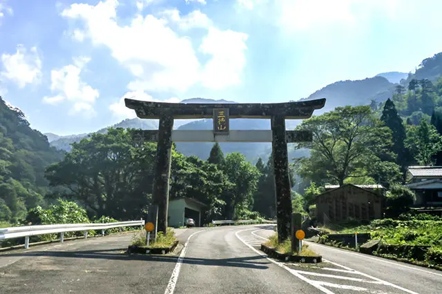 三徳山三佛寺投入堂｜断崖絶壁に建つ国宝のお堂｜鳥取県三朝町｜出雲
